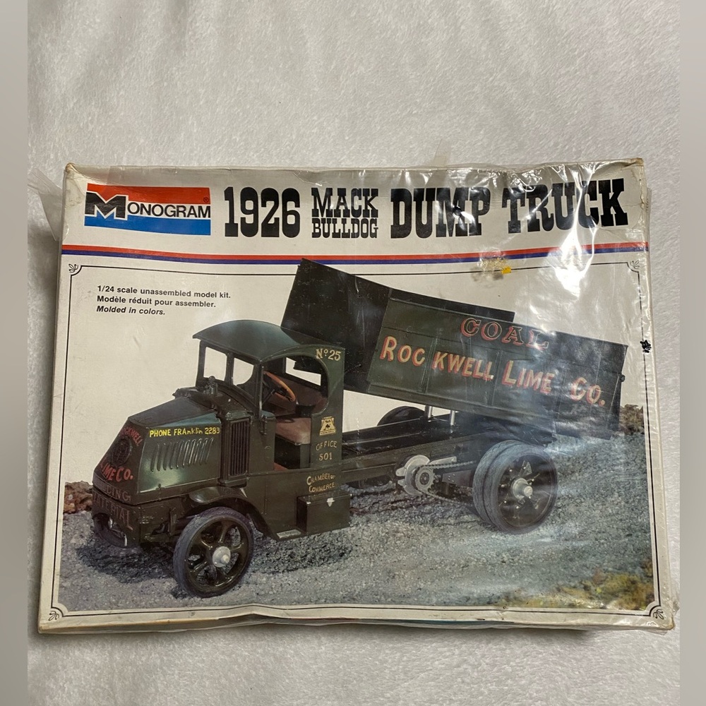Monogram 1926 Mack Bulldog Dump Truck Model Kit